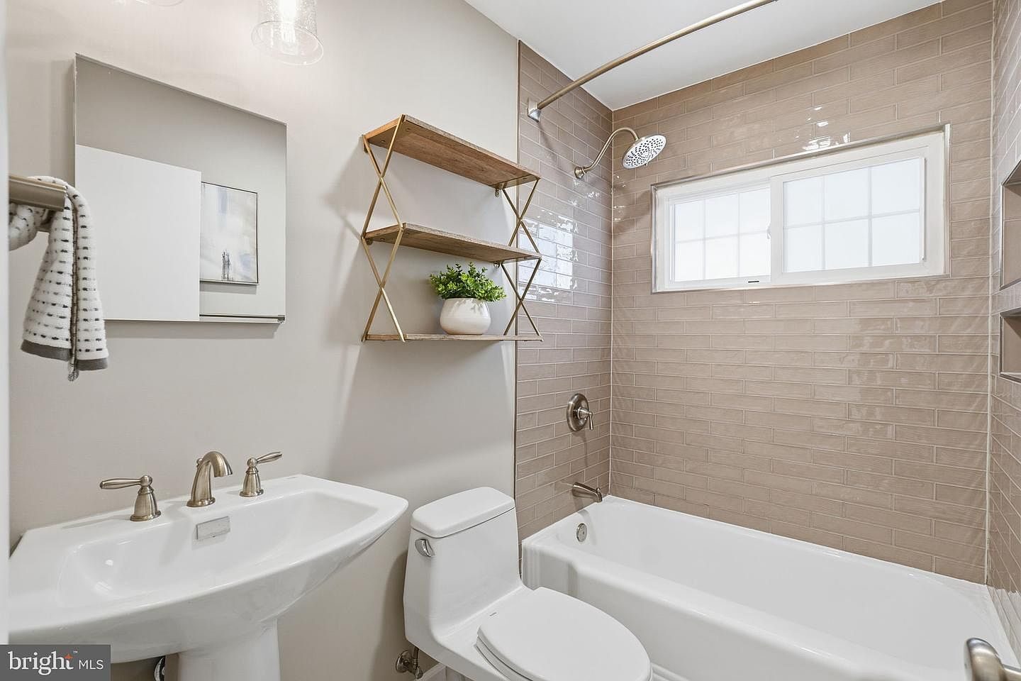 Bright bedroom at Cherrydale Inn